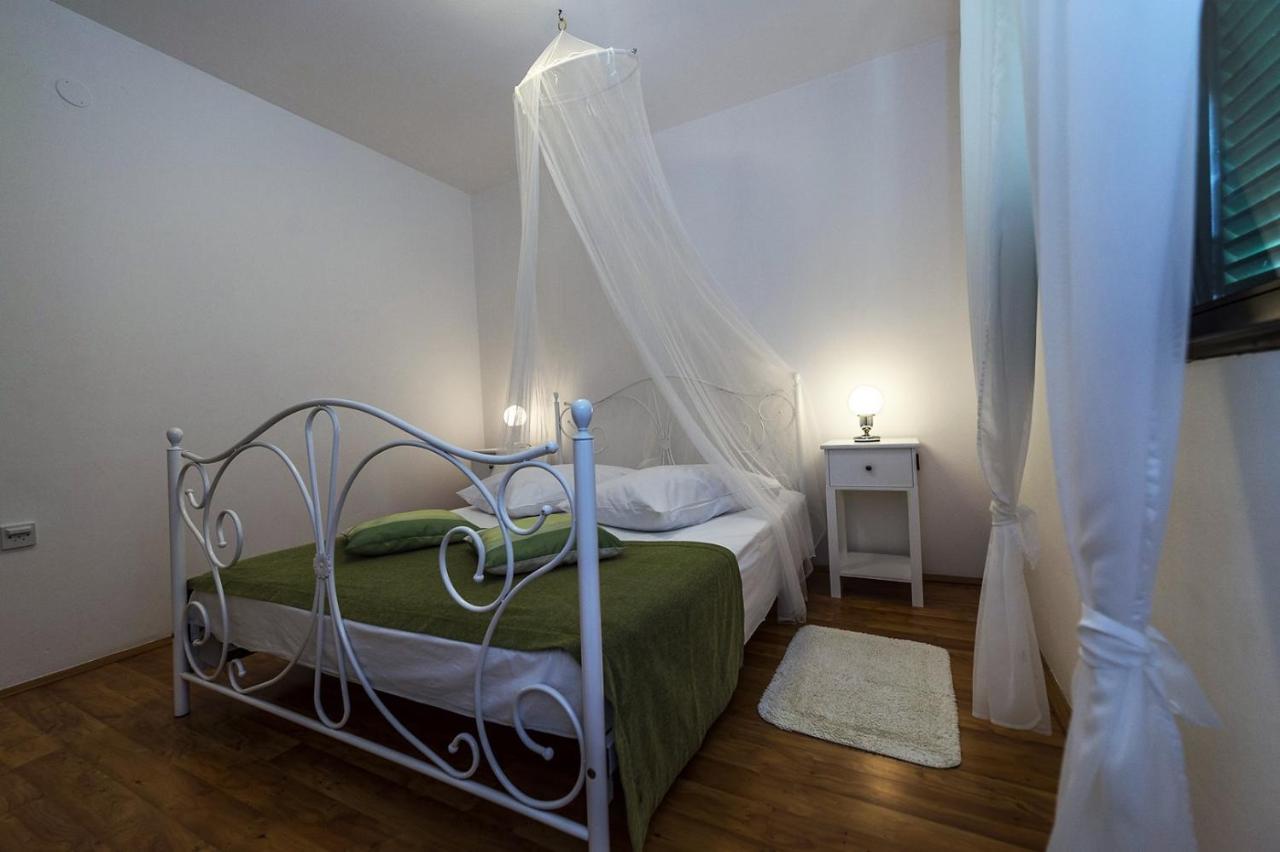 Spacious Three-Bedroom Villa Balun With Pool Porec Esterno foto